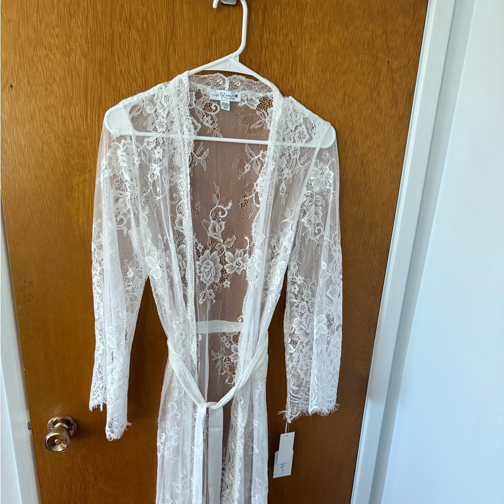 Elegant White Lace Robe